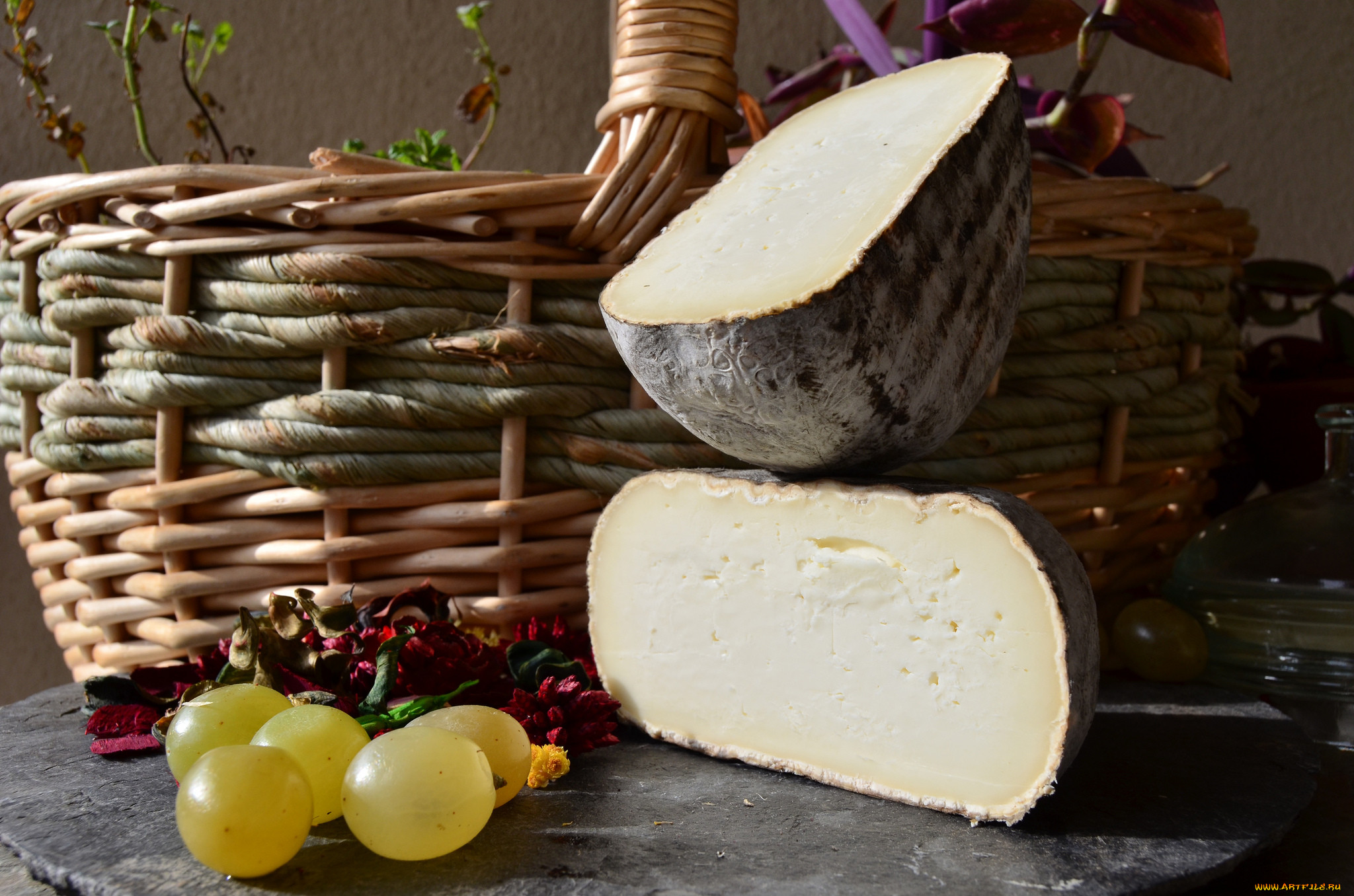 Вода мука сыр. Сыр. Дагестанский сыр с хлебом. Хлеб сыр дерево. Осетинский сыр и хлеб.